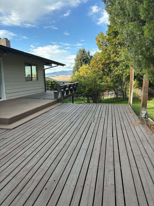 Building Photo - Stunning South Missoula Home with Views fo...