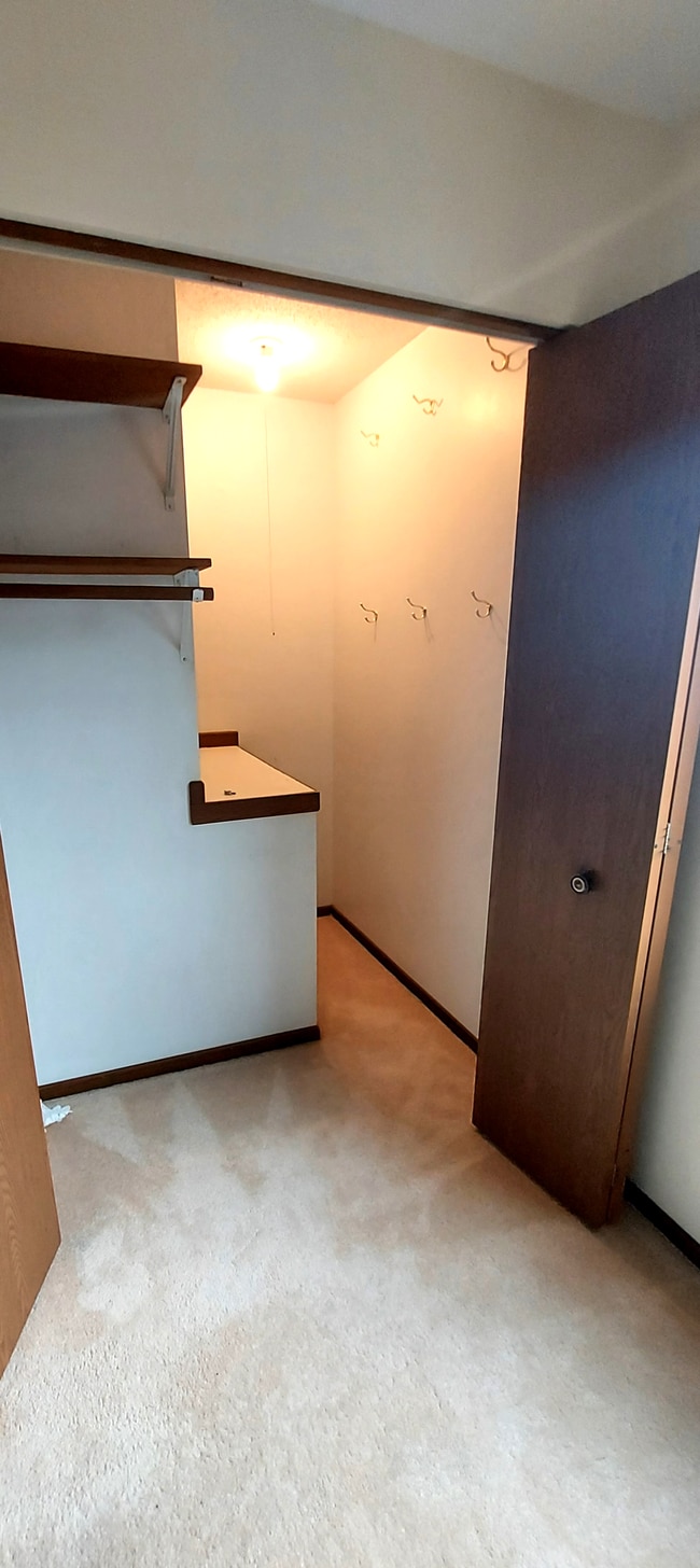 Building Photo - 9477 Ranchview Ln N