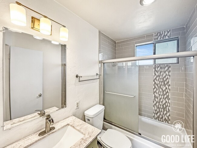 Building Photo - Beautiful 1BD/1BA W/ Laundry On-Site and Reserved Parking in Corridor!