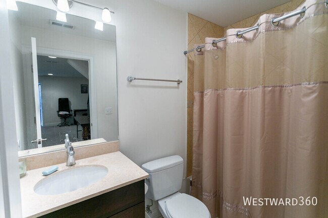 Building Photo - 1359 N Noble St