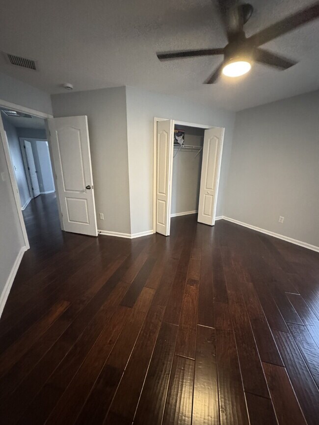 Building Photo - 4 bedroom 2 bath home with large fenced in...
