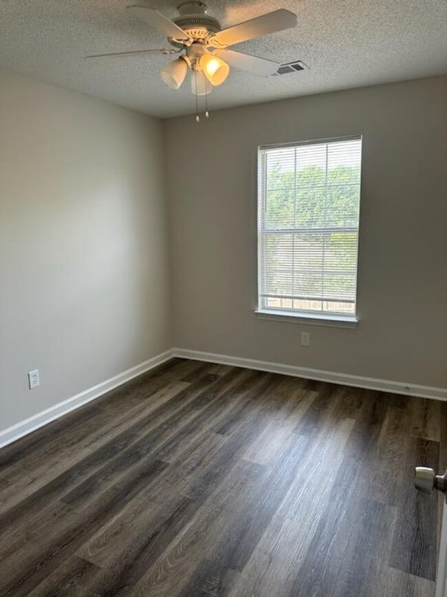Building Photo - 7082 Oakwood Cir