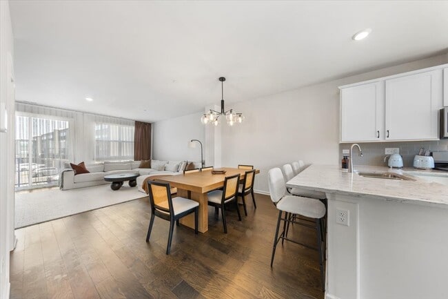 Building Photo - 2217 Venture Dr