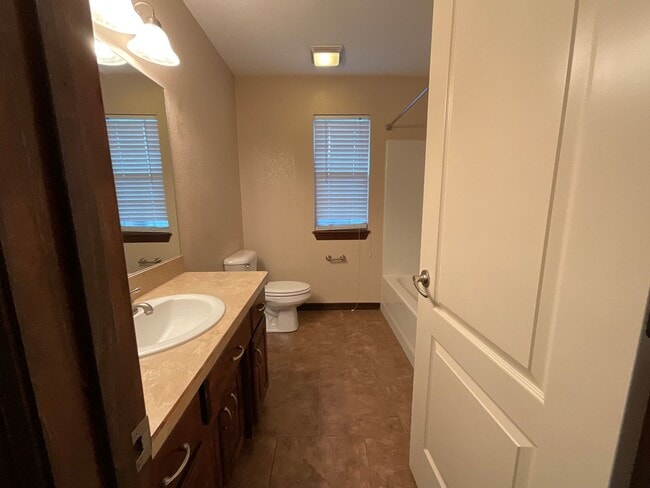 Building Photo - Large 3 Bedroom 2 Bathroom Home W/ Fenced Yard in WEBB CITY MO!!!