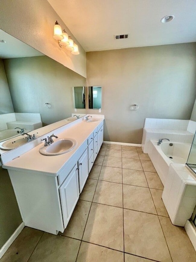 Building Photo - Northwest Bakersfield Gated Home