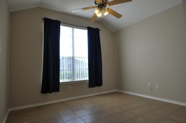 Building Photo - Custom Built Home in Flint!