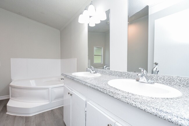 Building Photo - Be part of this cozy community at Roy Harris Loop