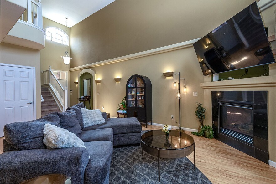 Building Photo - 15201 E Batavia Pl