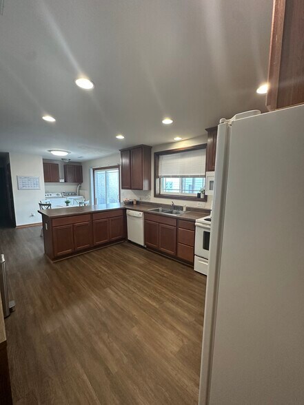 Building Photo - 1412 North Dakota Ave