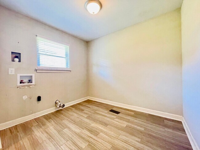 Building Photo - 223 Raintree Ln