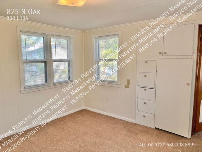 Building Photo - 825 N Oak-