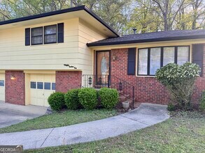 Building Photo - 3710 Creekview Cir