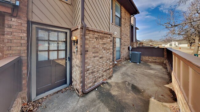 Building Photo - Spacious Townhouse 3 Bedroom 2 Bathroom with Bonus Room