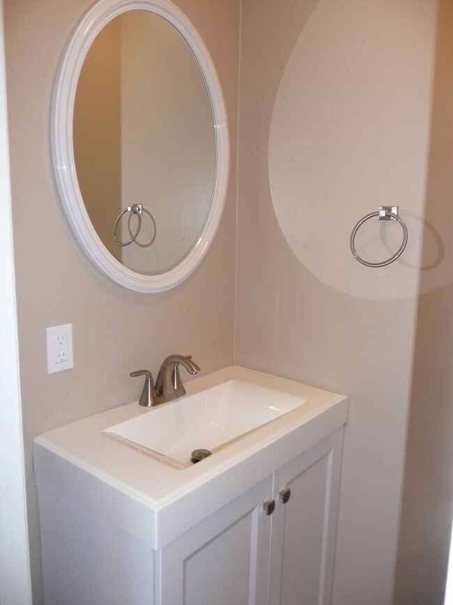 Building Photo - 4 bedroom home in Tustin