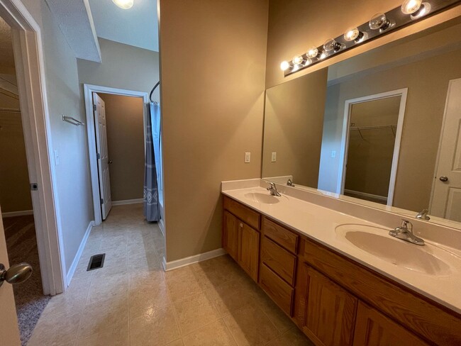 Building Photo - Spring Hill Gem in a Wonderful Location!
