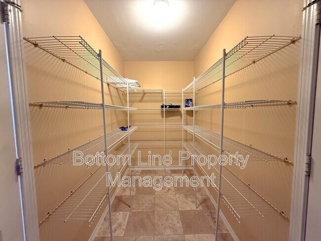 Building Photo - 8125 Rosberg Ln