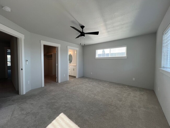 Building Photo - Gorgeous SW Medford - newer construction |...