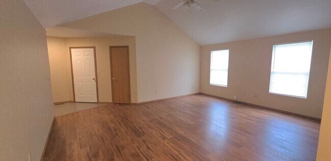 Building Photo - 1066 S Missouri Ave