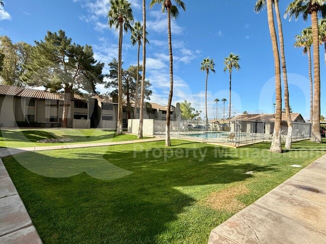 Building Photo - 533 W Guadalupe Rd