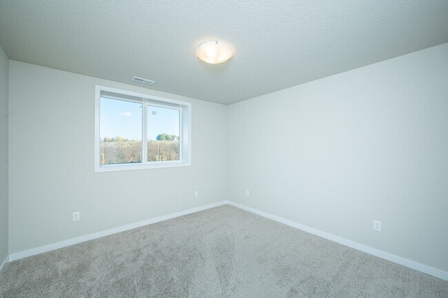 Building Photo - Spacious home in a desirable neighborhood