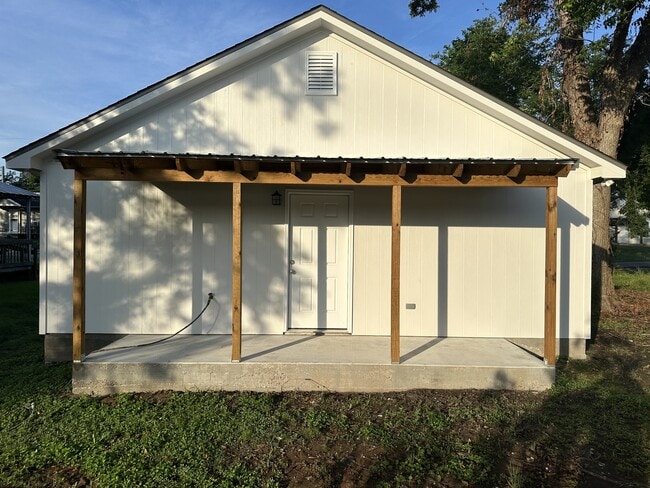 Building Photo - 126 S Refinery St