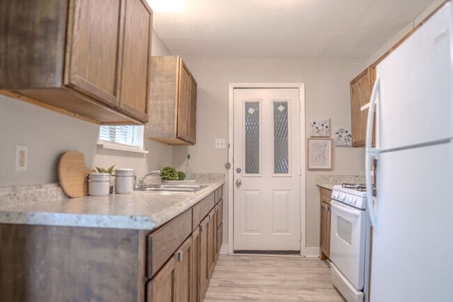 Building Photo - FREE FEBRUARY RENT!!!!!!!!!! RENT REDUCED TO $1,195!!!