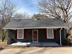 Building Photo - Adorable 3 bedroom 1 bath fully renovated home . Located in Gastonia