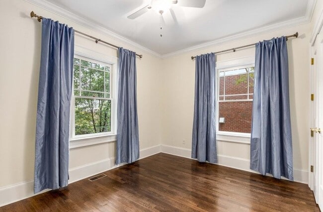 Building Photo - 656 Yorkshire Rd NE