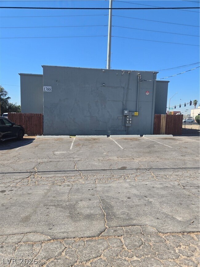 Building Photo - 1388 E Desert Inn Rd