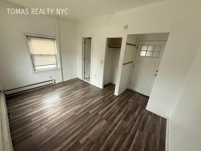 Building Photo - 83 Maple Pl