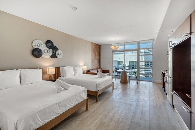 Building Photo - 1001 Collins Ave