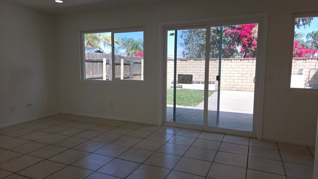 Building Photo - 892 Robin Dr