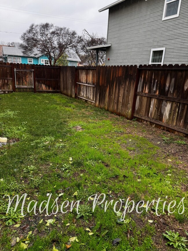 Building Photo - 2127 Hewitt Ave