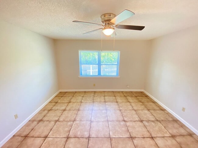 Building Photo - 135 Sand Pine Cir