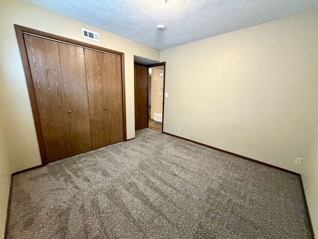 Building Photo - 2 bed 1 bath ground level duplex