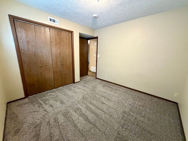 Building Photo - **COMING SOON** 2 bed 1 bath ground level duplex