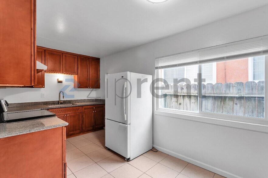 Building Photo - Unit B