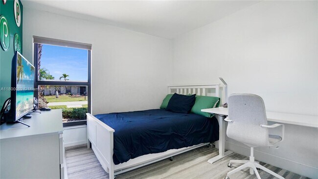 Building Photo - 16887 Royal Poinciana Dr