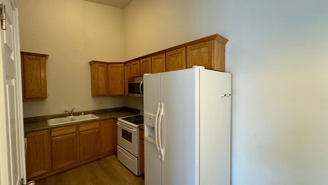 Building Photo - 3 bedroom 2 bath!! Available Now!!