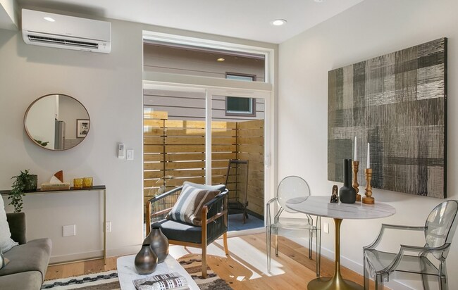 Building Photo - Enjoy Stunning City Views from This 2-Bedroom Seattle Gem with Sun Deck!