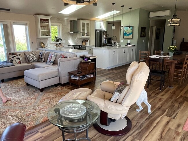 Building Photo - Furnished home between Tumalo & Sisters