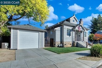 Building Photo - 2004 Main St