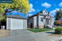 Building Photo - 2004 Main St