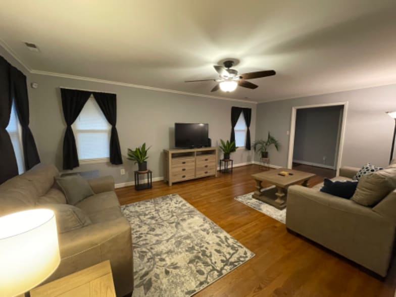 Building Photo - 219 Lakewood Dr