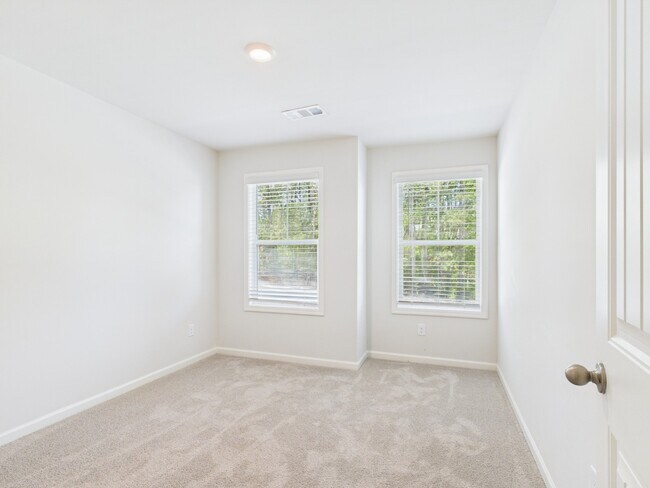 Building Photo - 3 Bed, 3.5 Bath, Finished Basement room, 2 car garage, walkable to Woodstock Middle and High scho...