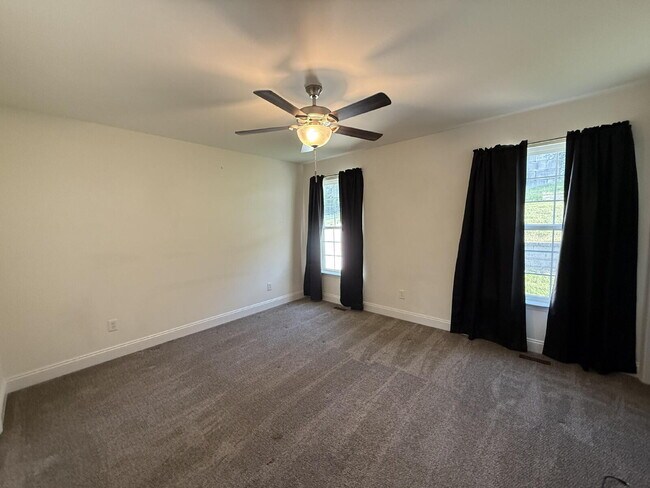 Building Photo - ***$300 incentive if rented by end of Nov!...