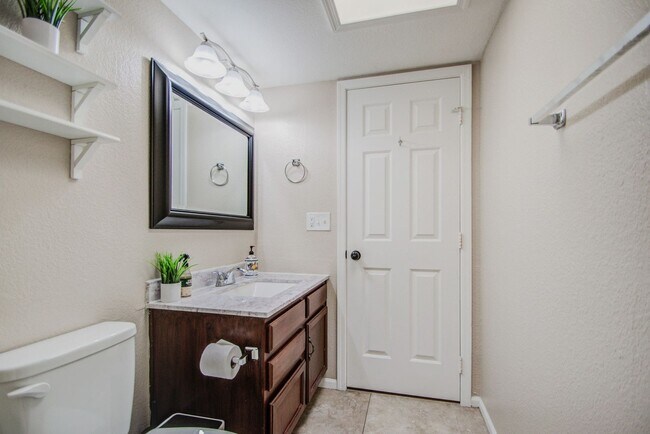 Building Photo - 4bd, 3ba on Arrowhead Golf Course!