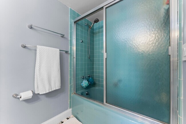 Building Photo - 1203 Hillsboro Mile