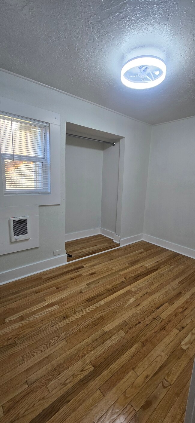 Building Photo - Ash