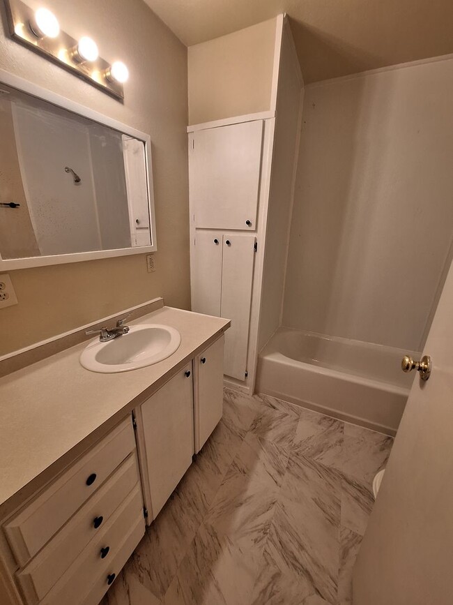 Building Photo - 4 Bedroom, 2 Bath in Clyde!